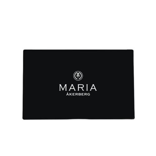 En svart låda med en logga och texten "Maria Åkerberg" på.