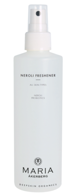 Een witte sprayfles met Neroli Freshener, bedoeld voor de huid, met spraydop.