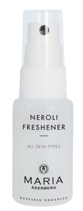 Een witte sprayfles met label Neroli Freshener voor alle huidtypes. Eenvoudig ontwerp, merknaam Maria Åkerberg, biologisch product.