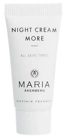 En vit tub märkt 'Night Cream More' för alla hudtyper av Maria Akerberg, ekologisk och enkel design.