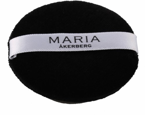 A black round object with a white band that says "MARIA ÅKERBERG."