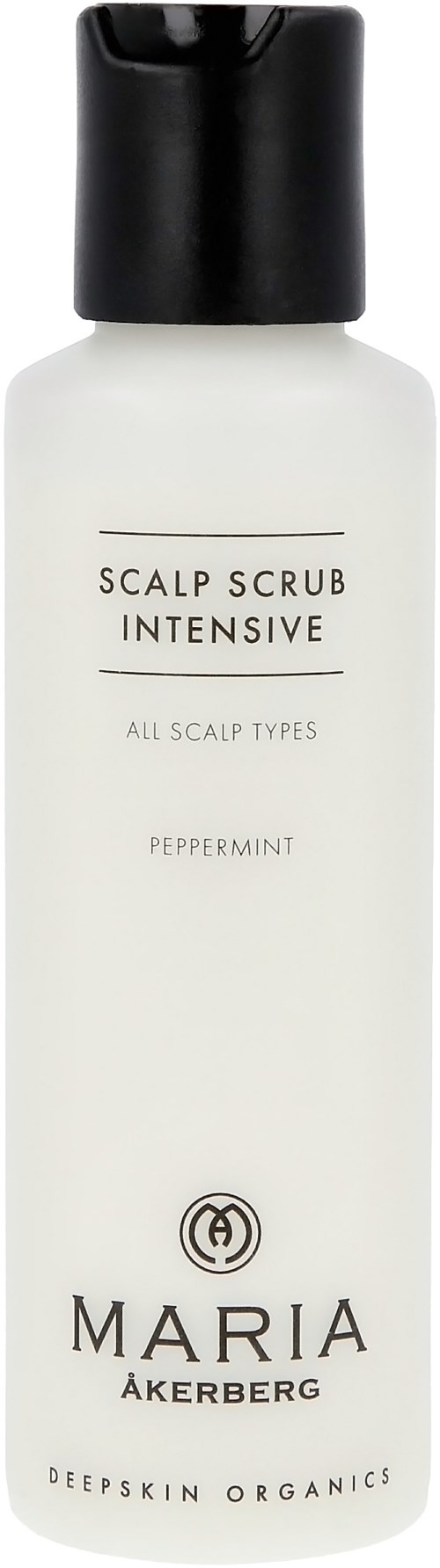 Een witte fles met zwarte dop, labeled 'Scalp Scrub Intensive', pepermuntgeur, voor alle hoofdhuidtypes. Merk: Maria Åkerberg.