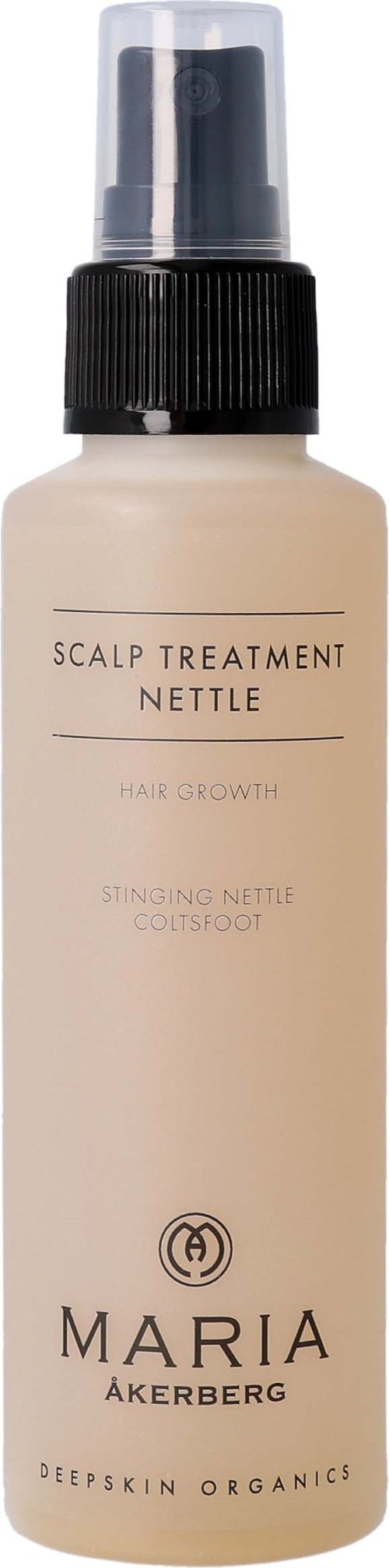 Een beige spuitfles met zwarte dop, gelabeld 'SCALP TREATMENT NETTLE' en 'MARIA ÅKERBERG.'