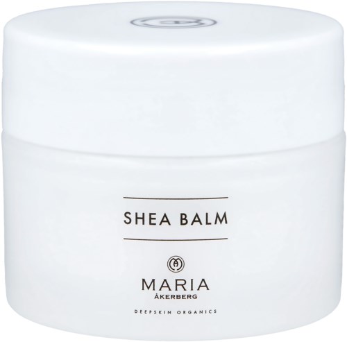 Ein weißer Behälter mit der Aufschrift 'Shea Balm' von Maria Åkerberg. Der Behälter ist rund mit Deckel.