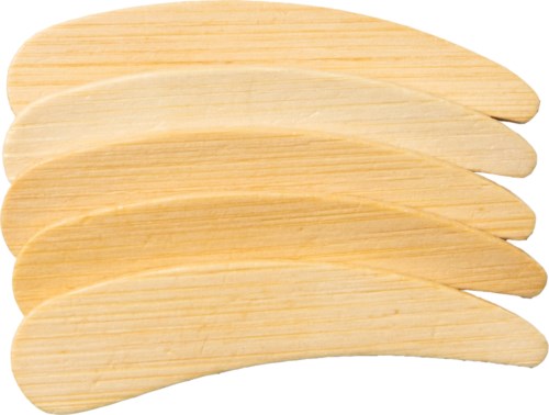 Viisi puupalaa pinottuna päällekkäin, terävät päät.