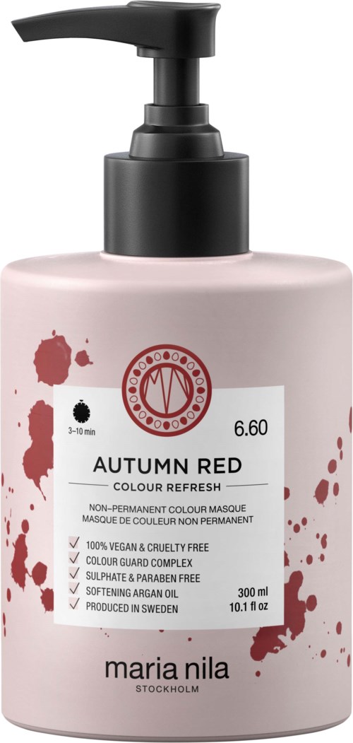 Eine pinke Flasche mit schwarzem Pumpkopf, gekennzeichnet 'Autumn Red' von Maria Nila, enthält Haarfarbe. Auf dem Etikett sind rote Spritzer.
