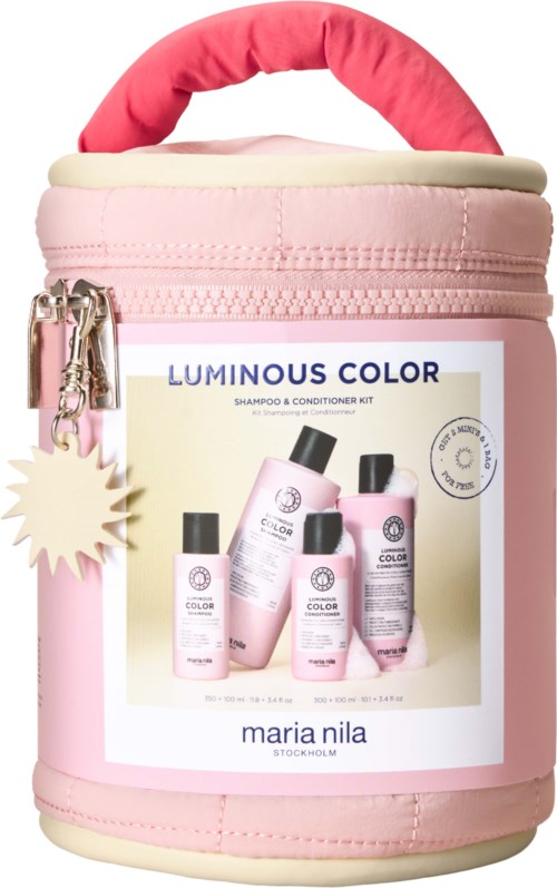 Eine rosa und cremefarbene Tasche mit Shampoo- und Conditioner-Flaschen, rosa Griff und Reißverschluss, bewirbt Maria Nilas Luminous Color.