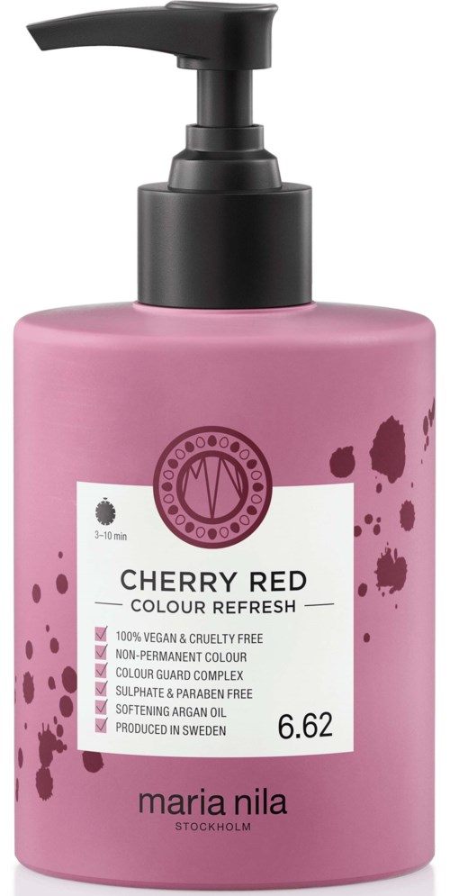 Rosa flaska med svart lock och pump, märkt "Cherry Red," tillverkad i Sverige, innehåller veganskt hårprodukt.