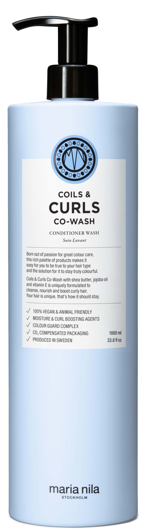 Een lange lichtblauwe fles met pomp, gelabeld als Maria Nila Co-Wash voor krullen en coils.