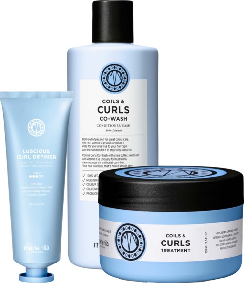 Drei blaue Haarpflegeprodukte mit schwarzen Deckeln, gekennzeichnet für Locken und Behandlung, sind zu sehen.