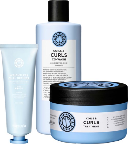 Drei Haarpflegeprodukte in blauen und schwarzen Behältern: Shampoo, Conditioner und Behandlung für Locken.