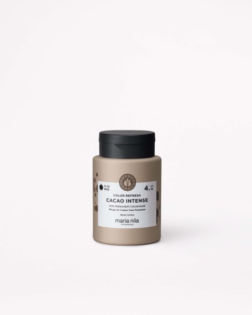 En liten beige burk med svart lock, märkt 'Cacao Intense' av Maria Nila, på vit bakgrund.