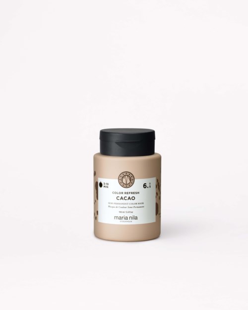 Ett beigeglas med svart lock märkt 'Color Refresh Cacao' av Maria Nila, ståendes på en vit bakgrund.