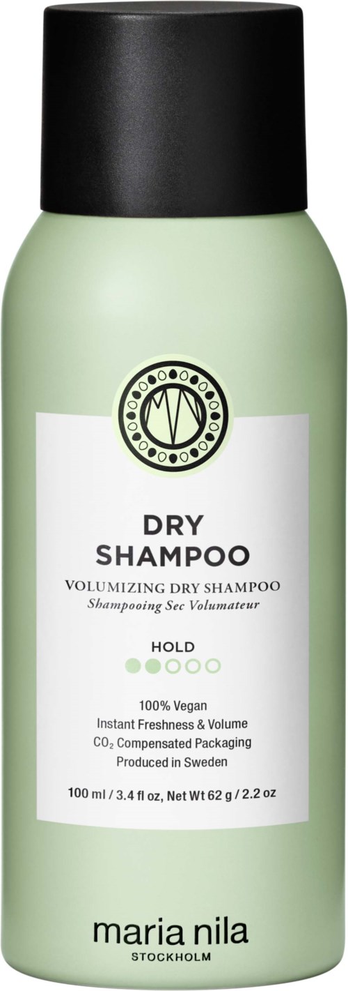 Groene fles met zwarte dop, gemarkeerd 'Dry Shampoo' door Maria Nila, bevat snelle, veganistische, volumeversterkende haarlak.