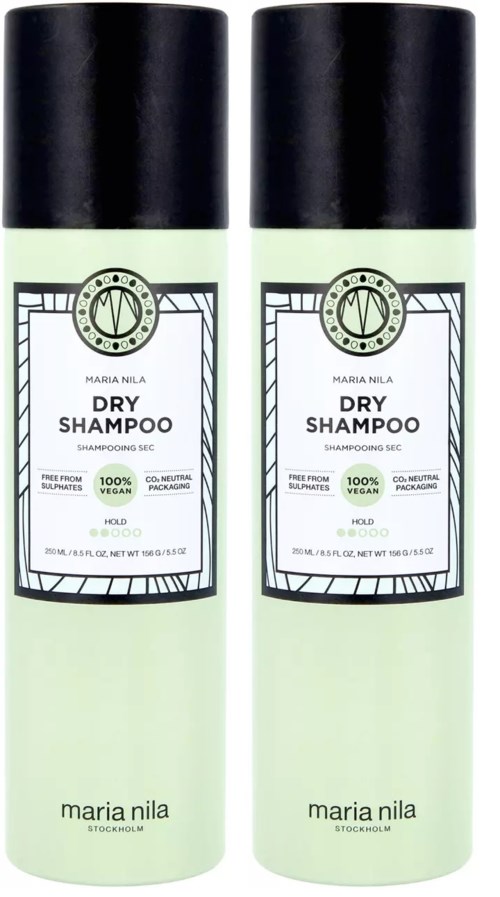 Zwei Flaschen Trockenshampoo, hellgrün mit schwarzen Deckeln, mit Marken- und Produktangaben.