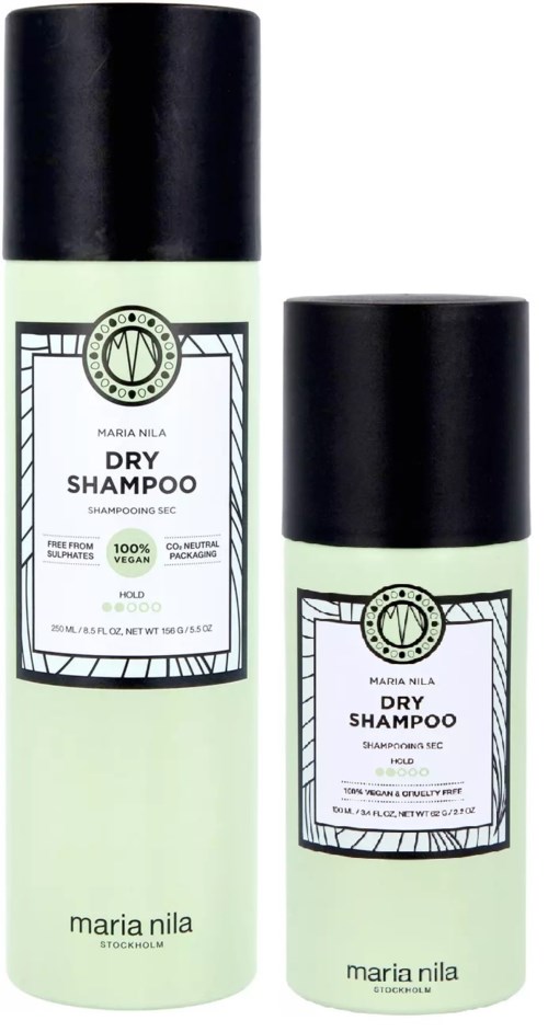 Zwei Flaschen Trockenshampoo mit schwarzen Deckeln und hellgrünen Etiketten. Die Etiketten haben Marken- und Produktinformationen.