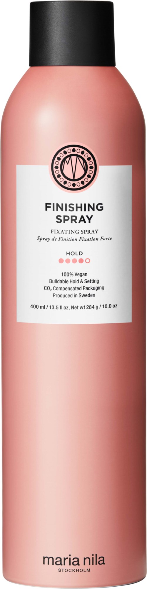Rosa kroppsspray med svart lock, vit etikett och svart text. Den står "Finishing Spray" och "Maria Nila."
