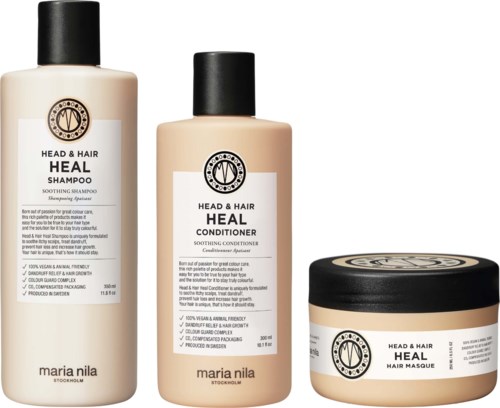 Drei Haarpflegeprodukte auf weißem Hintergrund: Shampoo, Conditioner und Haarmaske, alle in weißen Flaschen mit schwarzen Deckeln.