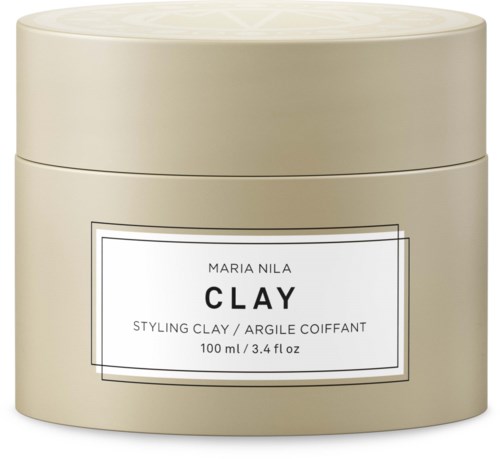 En beige burk av Maria Nila Clay stylingprodukt med en enkel etikett. Burken är rund med ett avtagbart lock.