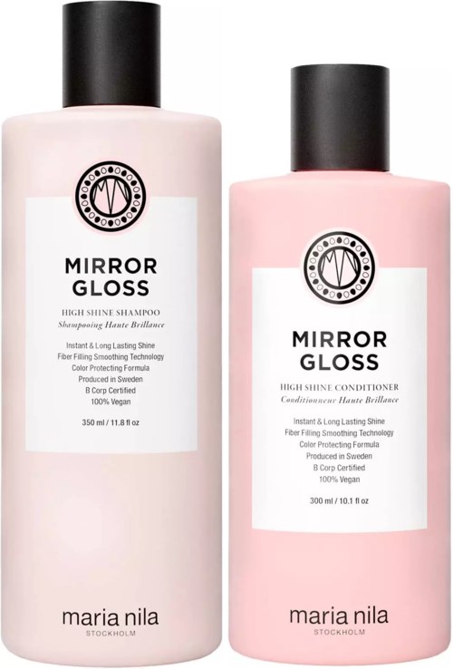 Två rosa flaskor med hårprodukter märkta Mirror Gloss, en schampo och en balsam, med svarta lock och vita etiketter.