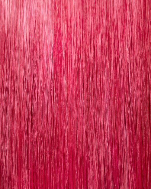 En rosa texturerad yta med vertikala linjer över hela.
