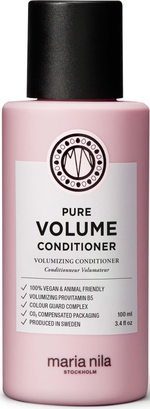 Roze fles met Maria Nila Pure Volume Conditioner met zwarte dop. Het is veganistisch, dierproefvrij en bevat vitaminen. Zweeds product.