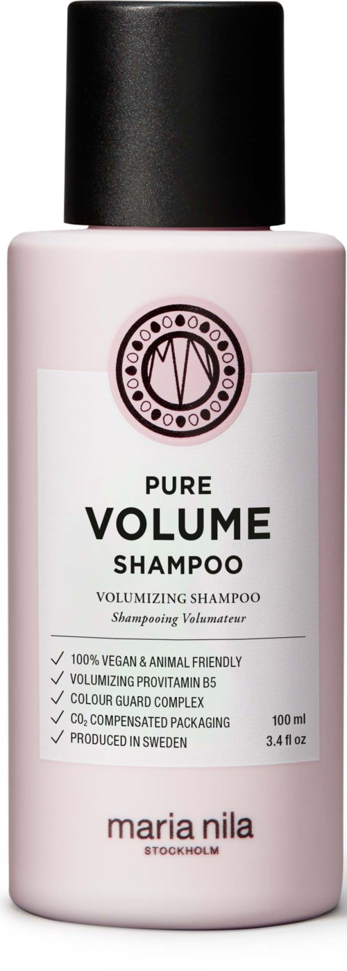 Eine rosa Flasche mit Pure Volume Shampoo und schwarzem Deckel. Etiketten zeigen, dass es vegan, tierfreundlich und in Schweden hergestellt ist.