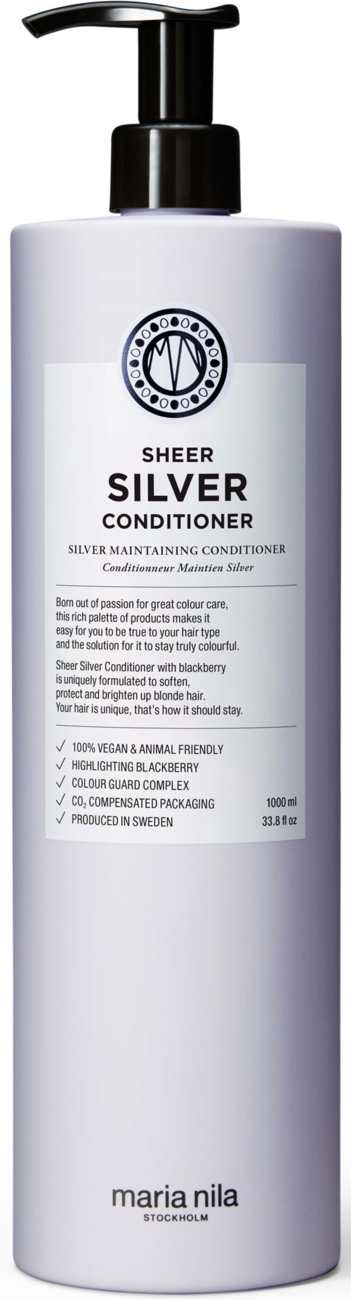 Eine lange weiße Flasche mit schwarzem Pumpverschluss, mit der Bezeichnung Sheer Silver Conditioner von Maria Nila, mit Details zu Zweck und Herkunft.