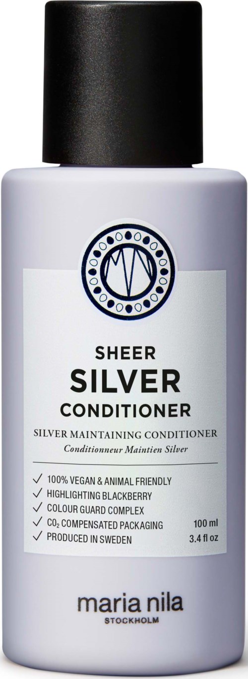 Een witte fles met een zwarte dop, gelabeld "Sheer Silver Conditioner" voor haar, gemaakt in Zweden, vegan en cruelty-free.