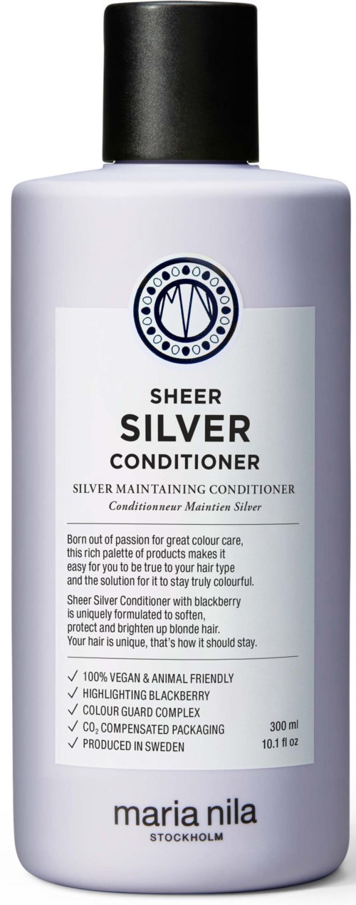 Een witte fles met zilverconditioner heeft een zwarte dop en een label met blauwe en zwarte tekst.