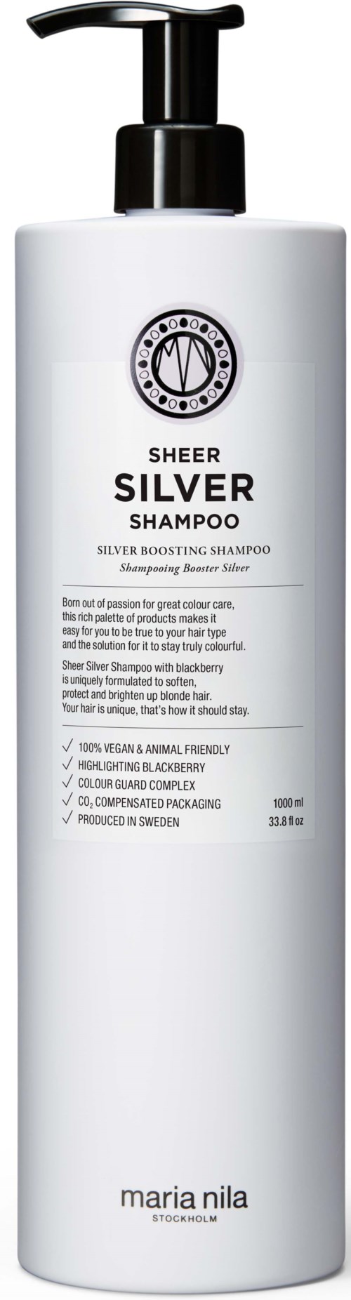 Een lange witte shampoo fles met pomp, gelabeld 'Sheer Silver Shampoo' door Maria Nila.