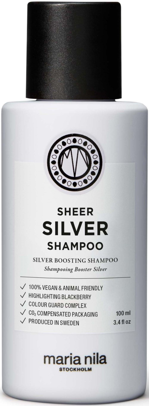 Een witte fles met een zwarte dop met de tekst 'Sheer Silver Shampoo' voor haarverzorging, met voordelen en vegan ingrediënten.