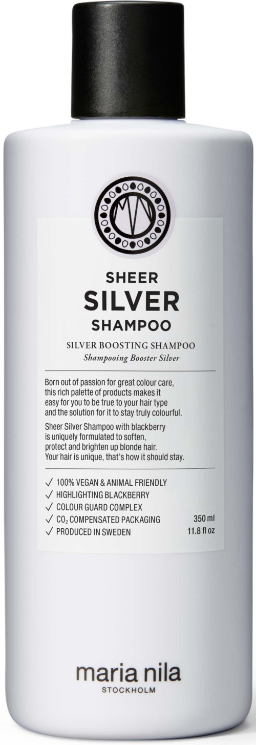 Eine lange weiße Flasche mit schwarzem Deckel, beschriftet als Sheer Silver Shampoo, enthält Inhaltsstoffe und Markeninformationen.