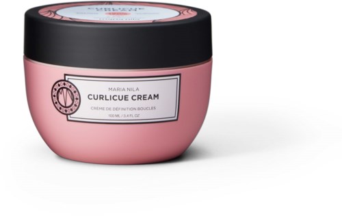 Pinke Dose mit schwarzem Deckel, beschriftet mit 'Curlicue Cream' von Maria Nila zur Lockendefinition.