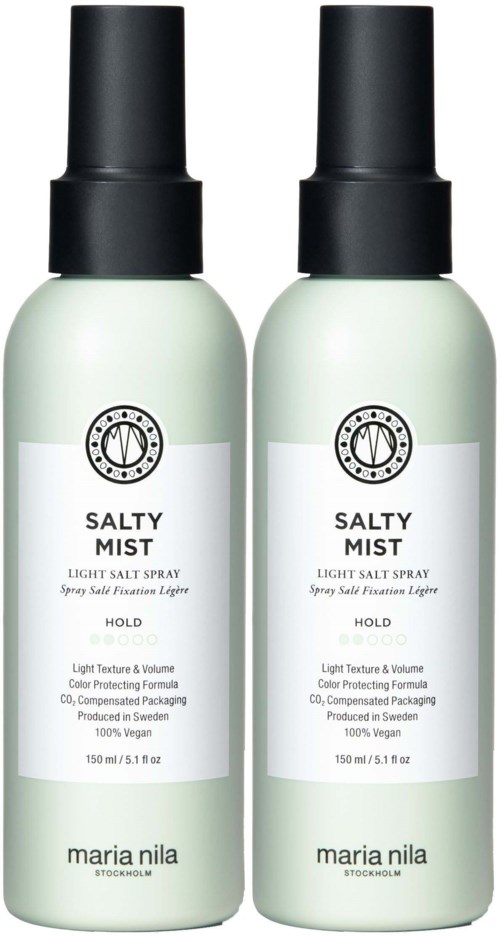 Två flaskor med salty mist spray med svarta lock och vita etiketter, placerade sida vid sida.
