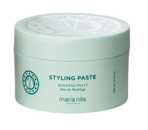 Ein hellgrüner runder Behälter mit der Aufschrift 'styling paste' von Maria Nila, für Haarstyling.