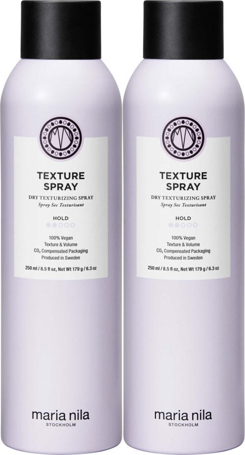 Zwei weiße Flaschen mit 'Texture Spray' Beschriftung und schwarzen Deckeln, nebeneinander.