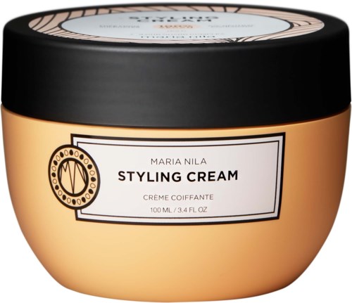Ein runder Behälter mit schwarzem Deckel enthält Maria Nila Styling Cream, beschriftet auf der Vorderseite.