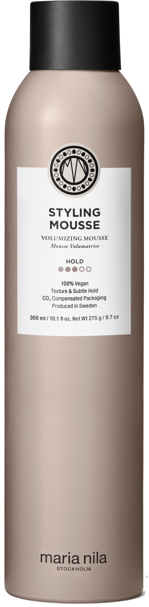 Een lange, beige spraybus met zwarte dop, gemarkeerd als styling mousse voor hold en volume.