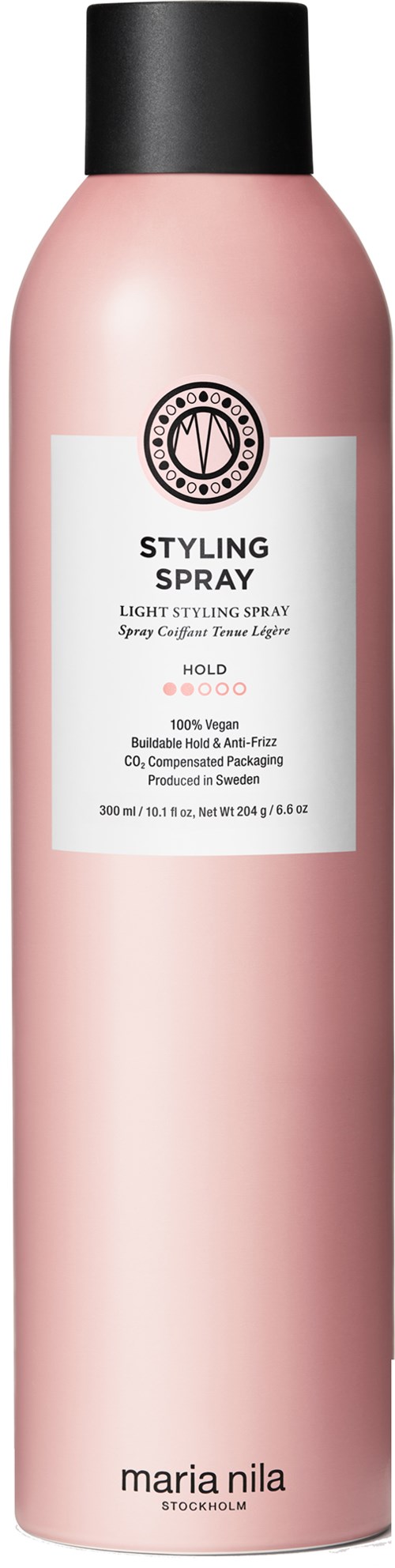 Een lange roze fles met zwarte dop met label 'Styling Spray' van Maria Nila.