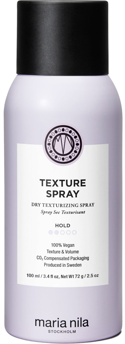 Eine weiße Sprayflasche mit schwarzem Deckel, beschriftet als Texturspray für Haare, vegan, leicht, hergestellt in Schweden.