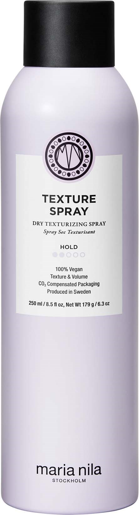 Eine lange, hellviolette Flasche mit schwarzem Deckel, beschriftet als Texture Spray von Maria Nila.