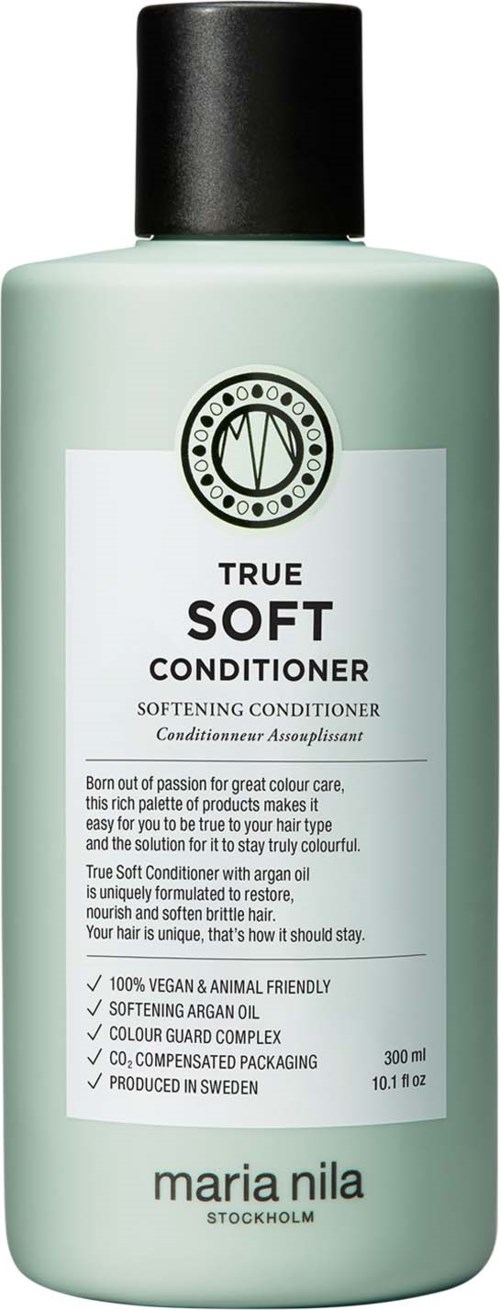 Een lichtgroene fles met zwarte dop, genaamd True Soft Conditioner, 300 ml. Maakt haar zacht en is veganistisch.