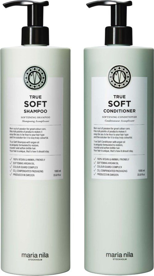Zwei hellgrüne Flaschen mit den Labels "True Soft Shampoo" und "True Soft Conditioner." Sie haben schwarze Pumpköpfe und weiße Etiketten.