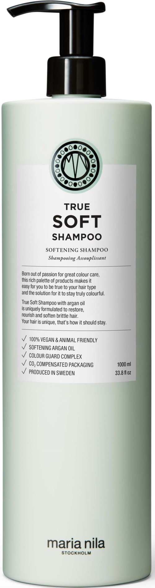 Een witte fles Maria Nila True Soft Shampoo met een zwarte pomp, etiket met productdetails en logo.