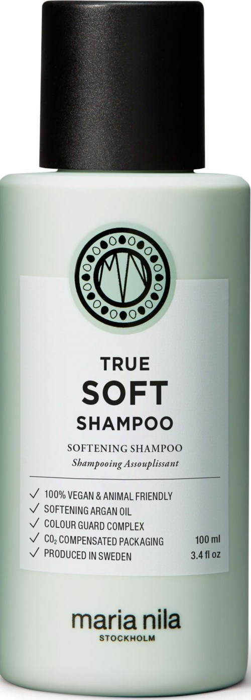 Een witte shampoo-fles met zwarte dop, etiket toont merk en productinformatie, inclusief vegan en diervriendelijk.