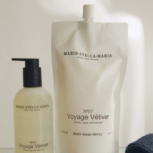 Två vita flaskor, en med pump, märkt Marie-Stella-Maris Voyage Vétiver, salvia, havssalt och vattenvård.