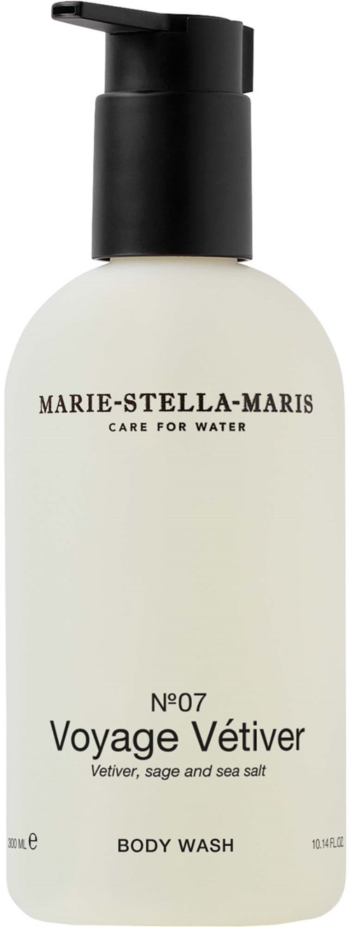 En vit flaska med svart pump märkt Marie-Stella-Maris Voyage Vetiver kroppstvål med doft av vetiver, salvia och havssalt.