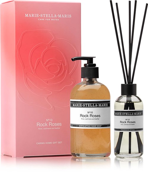 Ett set med en rosa förpackning, en tvålpumpflaska och en reeddiffusor med doftstavar, alla från Marie-Stella-Maris.