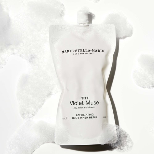 En vit flexibel påfyllningspåse för kroppsvask med svart text, visar märket Marie-Stella-Maris och doften Violet Muse.